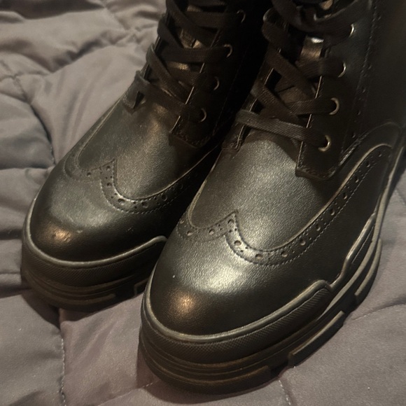 DKNY Men's Perforated Rubber Lug Sole Wingtip Boots - Picture 6 of 16